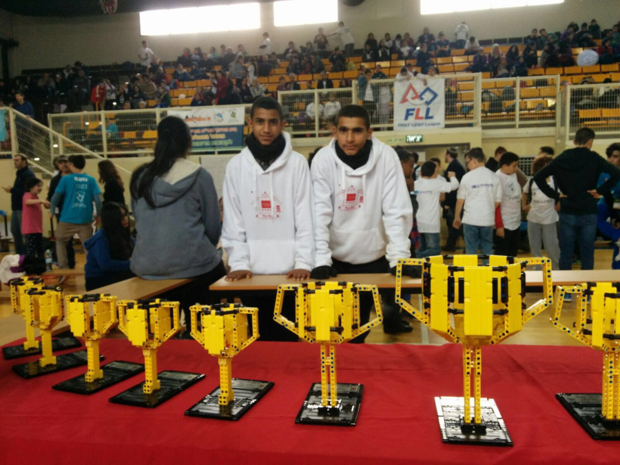 مدرسة درور الثانوية بالرملة تشترك في مسابقة لبناء الروبوتات 